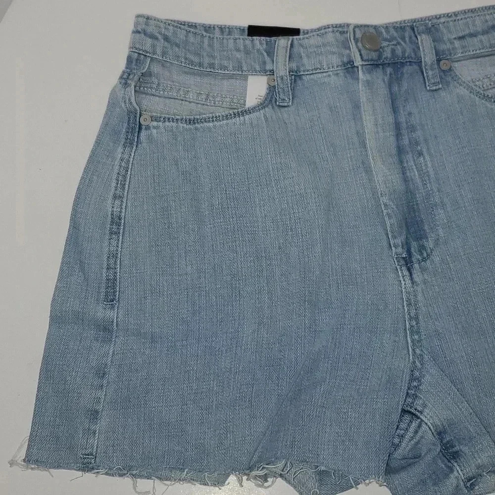 BLANK NYC Peek a Boo Front Non-Hem Cut Off Light Wash Jean Shorts NWT - Picture 3 of 11